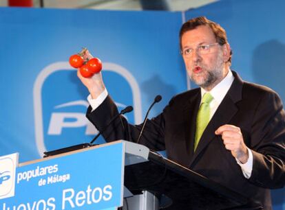 Rajoy, ayer, mientras arremetía contra el Gobierno por el <i>caso Haidar.</i>
