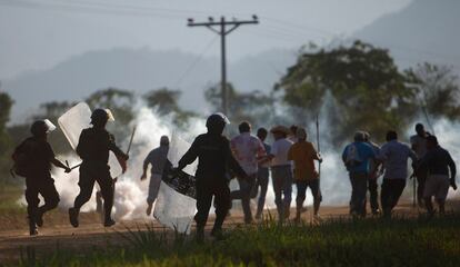 La policía intenta disolver una marcha a las afueras de Yucumo.