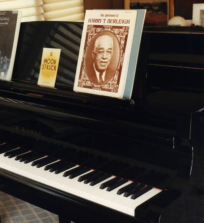 Su piano con un libro sobre el compositor afroamericano Harry T. Burleigh.