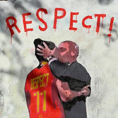 Una de las últimas obras del artista callejero italiano TVBoy en Barcelona, que recrea el beso de Luis Rubiales a la futbolista Jenni Hermoso.