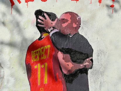 Una de las últimas obras del artista callejero italiano TVBoy en Barcelona, que recrea el beso de Luis Rubiales a la futbolista Jenni Hermoso.