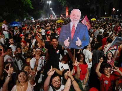Partidarios de Lula celebran la victoria, el domingo en São Paulo.