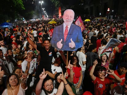 Partidarios de Lula celebran la victoria, el domingo en São Paulo.