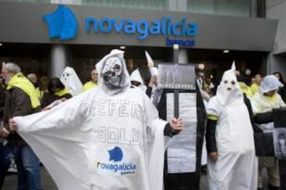 Varios de los afectados por las participaciones preferentes y subordinadas de Novagalicia Banco en una manifestación ante la sede central de la entidad en Vigo. EFE/Archivo