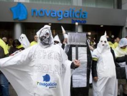 Varios de los afectados por las participaciones preferentes y subordinadas de Novagalicia Banco en una manifestación ante la sede central de la entidad en Vigo. EFE/Archivo