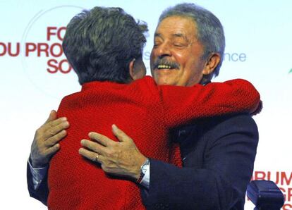 Lula abraza a la presidente Rousseff este martes en Par&iacute;s.