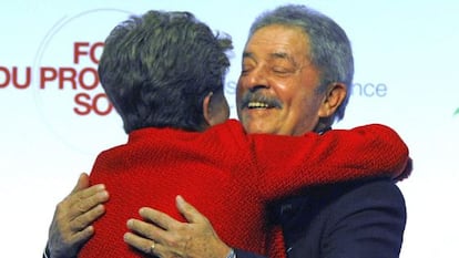 Lula abraza a la presidente Rousseff este martes en Par&iacute;s.