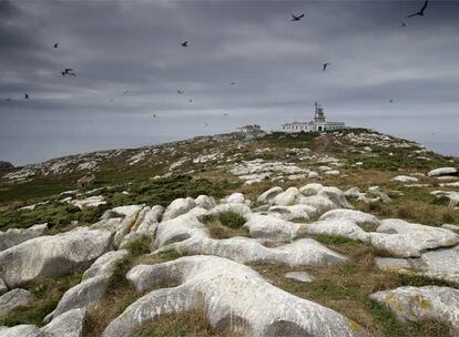 Faro en Sisarga Grande, una de las tres islas del pequeño archipiélago frente a Malpica, en la costa coruñesa.