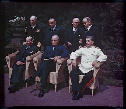 En primer plano, Clement Atlee, Harry Truman y Josef Stalin en Potsdam.