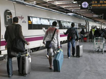 Tren de alta velocidad de Renfe en la estación madrileña de Atocha.