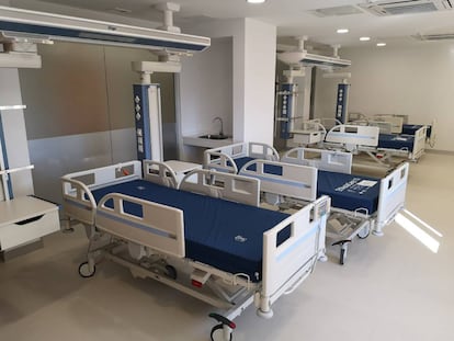 Interior de uma sala de um hospital.