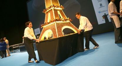 Una Torre Eiffel realizada con 'macarons' en San Sebastián Gastronomika
