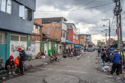 Varias personas consumen sustancias psicoactivas en una de las calles del 
