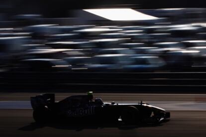 Jaime Alguersuari, con su Red Bull, en la segunda tanda de entrenamientos de Jerez.