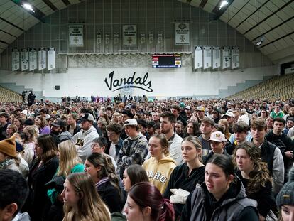 Cientos de personas se reúnen en una vigilia por las cuatro víctimas en el Kibbie Dome de la Universidad de Idaho, el 30 de noviembre.