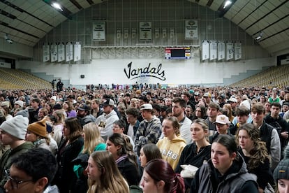 Cientos de personas se reúnen en una vigilia por las cuatro víctimas en el Kibbie Dome de la Universidad de Idaho, el 30 de noviembre.
