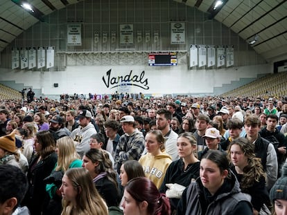 Cientos de personas se reúnen en una vigilia por las cuatro víctimas en el Kibbie Dome de la Universidad de Idaho, el 30 de noviembre.