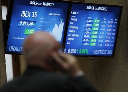 Un operador en el patio de la Bolsa de Madrid