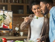 Uso en la cocina de la nueva pantalla Thomson Go Plus Pro UHD