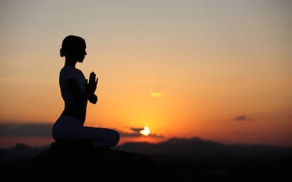 Una mujer practicando yoga en el sur de la India.