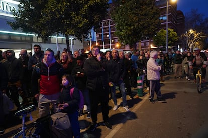 Vecinos observan como se quema el bloque de viviendas en Valencia.