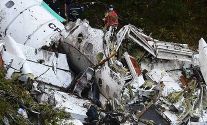 Los equipos de rescate trabajan en los restos del avi&oacute;n siniestrado. 