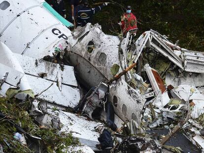 Los equipos de rescate trabajan en los restos del avi&oacute;n siniestrado. 