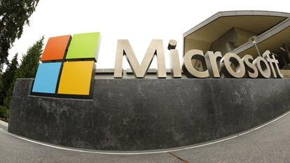 El logo de Microsoft fuera de la oficina de la tecnológica en Redmond, Washington.  