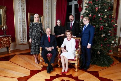 Pero la familia real de Noruega tampoco ha abandonado el típico posado familiar. Sentados se encuentran los reyes Haarald y Sonia y de pie, de izquierda a derecha la princesa Mette-Marit, su hija Ingrid Alexandra, el príncipe Haakon y su hijo Sverre Magnus.