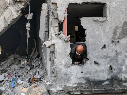 Un hombre se asoma entre los escombros de una casa destruida por un bombardeo israelí en Gaza.