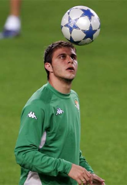 Joaquín juguetea con el balón durante el entrenamiento de anoche.