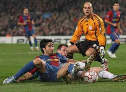 Deco intenta un remate ante Reina con Carragher en el suelo.