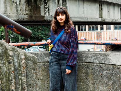 Zorine, de 21 años, nació y vive en Bobigny, en la periferia de París (Francia).