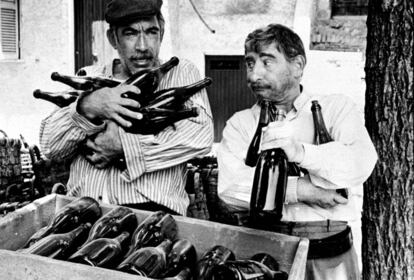 Anthony Quinn compilando botellitas del vino, posiblemente para hacerse su mezcla.