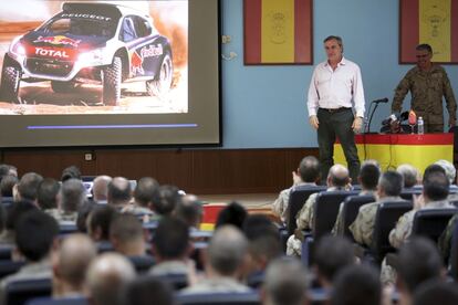 El piloto muestra un vídeo resumen de su dilatada experiencia en el mundo del automovilismo.