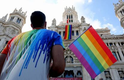 Despliegue de la bandera del World Pride 2017 en el Ayuntamiento de Madrid.