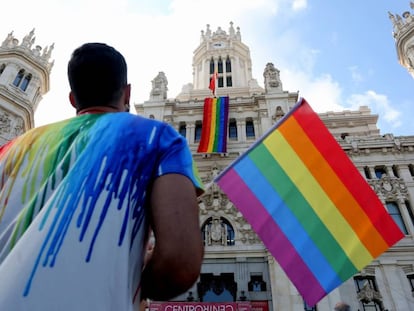 Despliegue de la bandera del World Pride 2017 en el Ayuntamiento de Madrid.