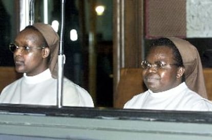 Consolata Mukangango (izquierda) y Julienne Mukabutera, ayer ante el tribunal que las juzga en Bruselas.