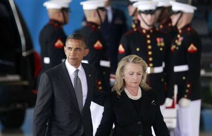 El presidente Obama acompa&ntilde;a a la secretaria de Estado, Hillary Clinton, al t&eacute;rmino de la ceremonia.