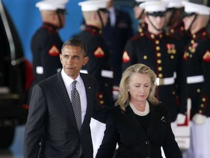 El presidente Obama acompa&ntilde;a a la secretaria de Estado, Hillary Clinton, al t&eacute;rmino de la ceremonia.