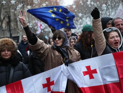 Una manifestación en Tbilisi, capital de Georgia, en contra de la elección como presidente de Mijéil Kavelashvili, aupado por el partido populista y prorruso Sueño Georgiano, tras un cambio legislativo para evitar que tuviera que ser votado por la ciudadanía.