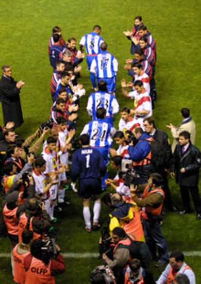 Los jugadores del Rayo hacen el pasillo a los campeones de Copa antes del partido.