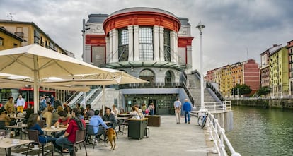 El mercado de la Ribera, a orillas de la ría del Nervión, en Bilbao.