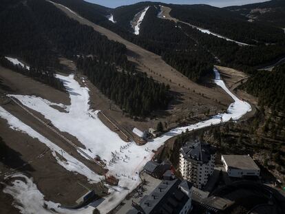 Esquiadores en una pista abierta gracias a la nieve artificial en el Port del Comte, Lleida, a mediados de enero, en plena temporada.