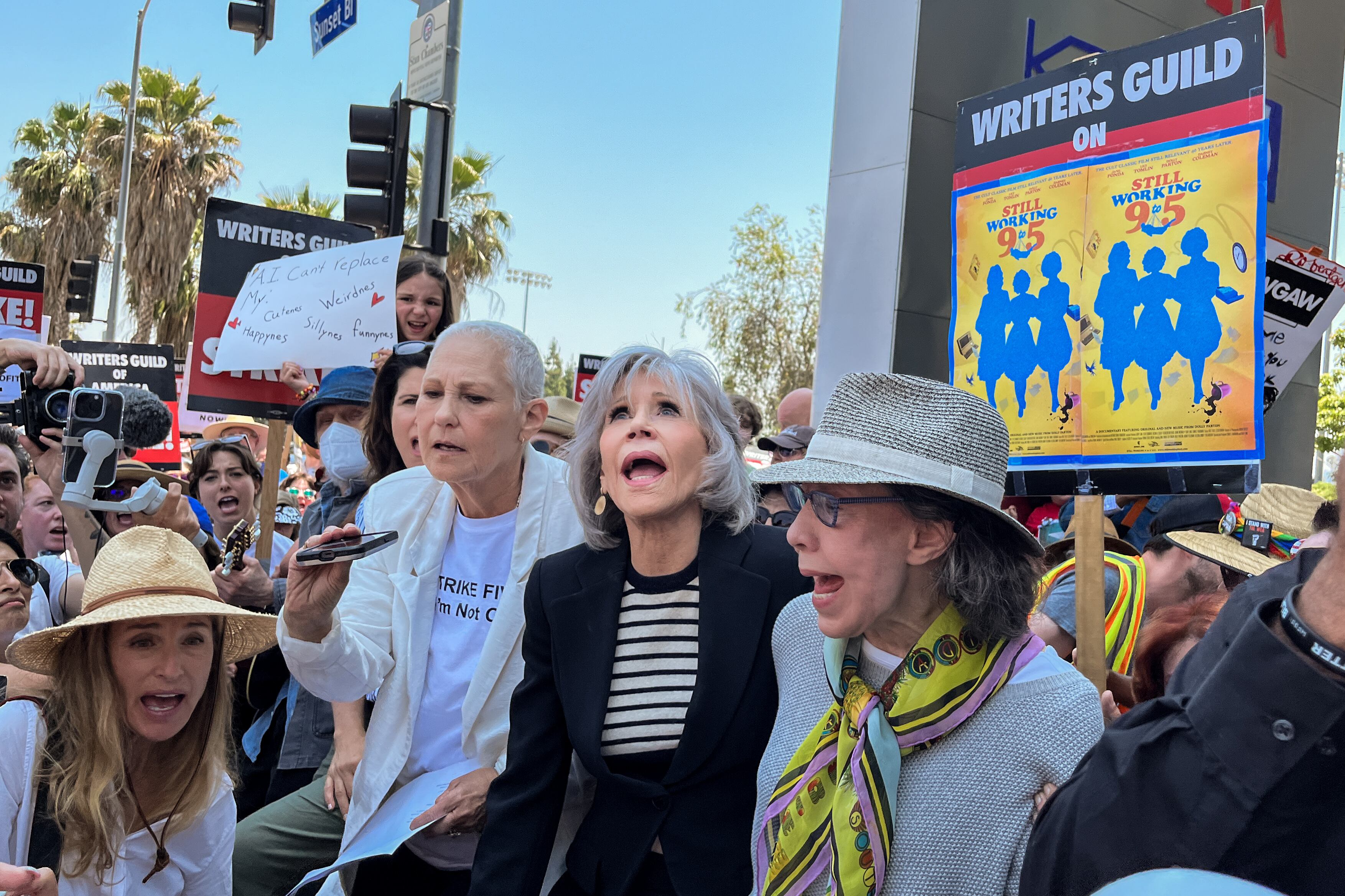 Las actrices Jane Fonda (centro) y Lily Tomlin (derecha), en una protesta en Hollywood este verano.