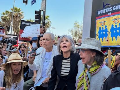 Las actrices Jane Fonda (en el centro) y Lily Tomlin (primera por la derecha) protestan junto a un piquete del sindicato de guionistas frente a las oficinas de Netflix en Hollywood, California, el 29 de junio.