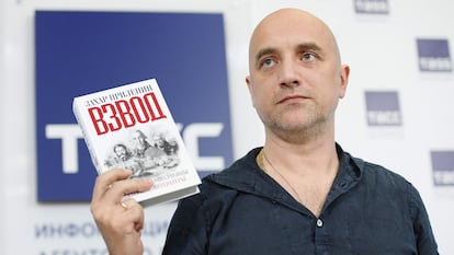 Zajar Prilepin posa con uno de sus libros en febrero de 2017, en Moscú.
