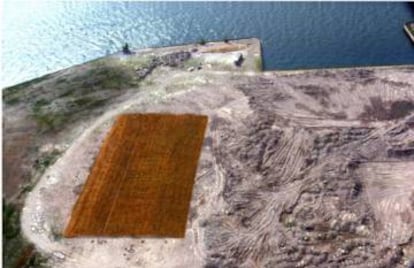 Imágenes de la pieza de land art 'Wheatfield. A Confrontation'.