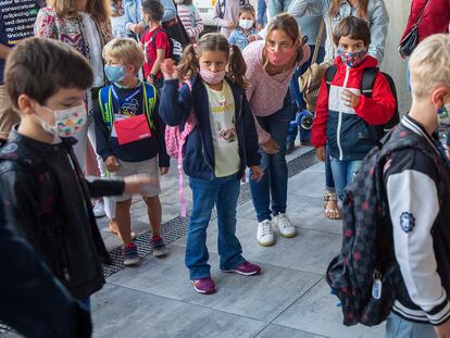 Estudiantes de primaria a su llegada al colegio Aldapeta Maria de San Sebastián.