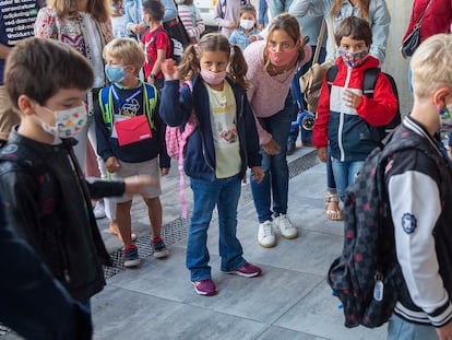 Estudiantes de primaria a su llegada al colegio Aldapeta Maria de San Sebastián.